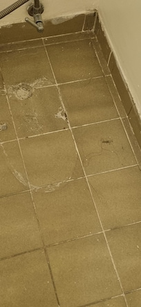 Banheiro todo quebrado