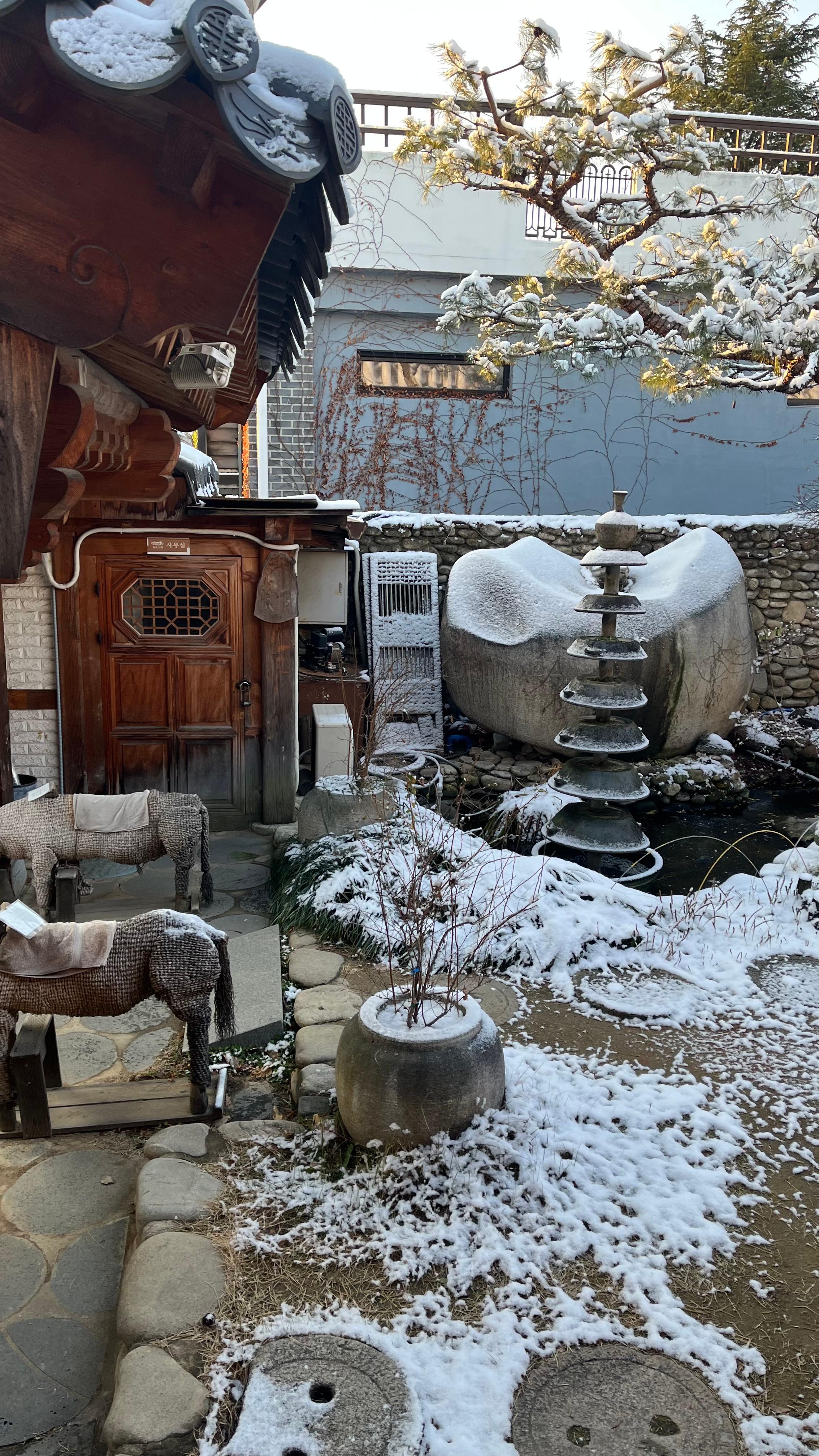 Vista del cortile interno al mattino dopo la nevicata di notte