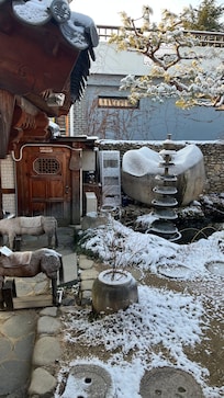 Vista del cortile interno al mattino dopo la nevicata di notte