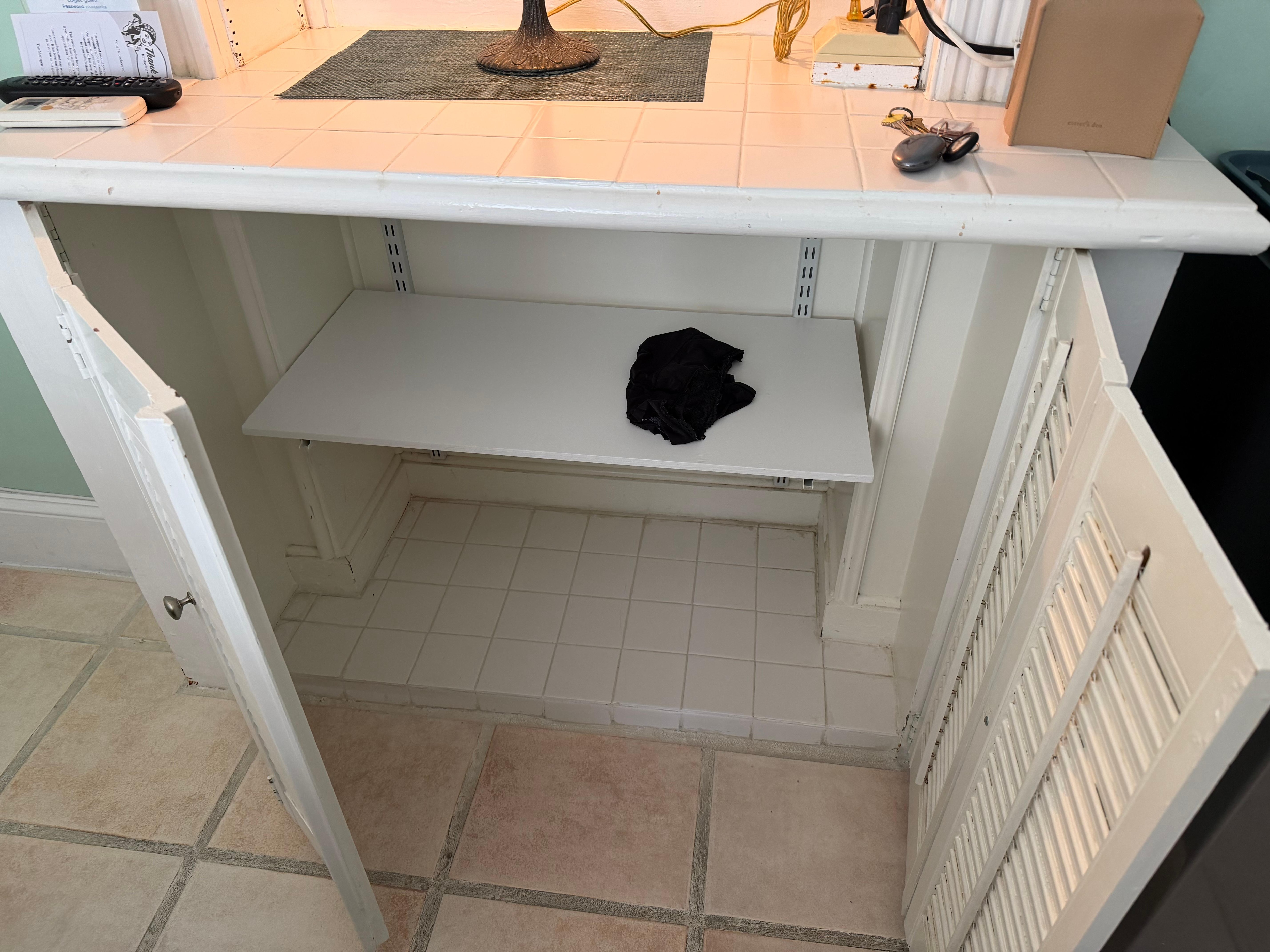 Deducting a star for cleanliness. Underwear were left in a cupboard, and since they are black on a white cabinet - it means they never even opened the cupboard to check…