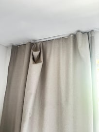 Cortinas rasgadas caindo
