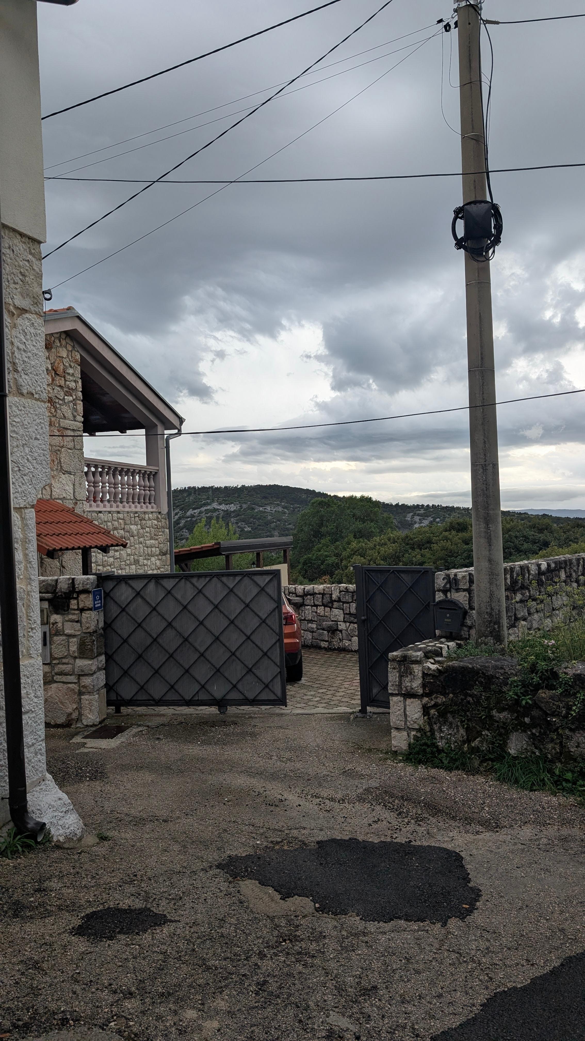 Erstes Haus rechts, nach der Mauer scharf rechts ist das schwarze Schiebetor zum Parkplatz/Grundstück 