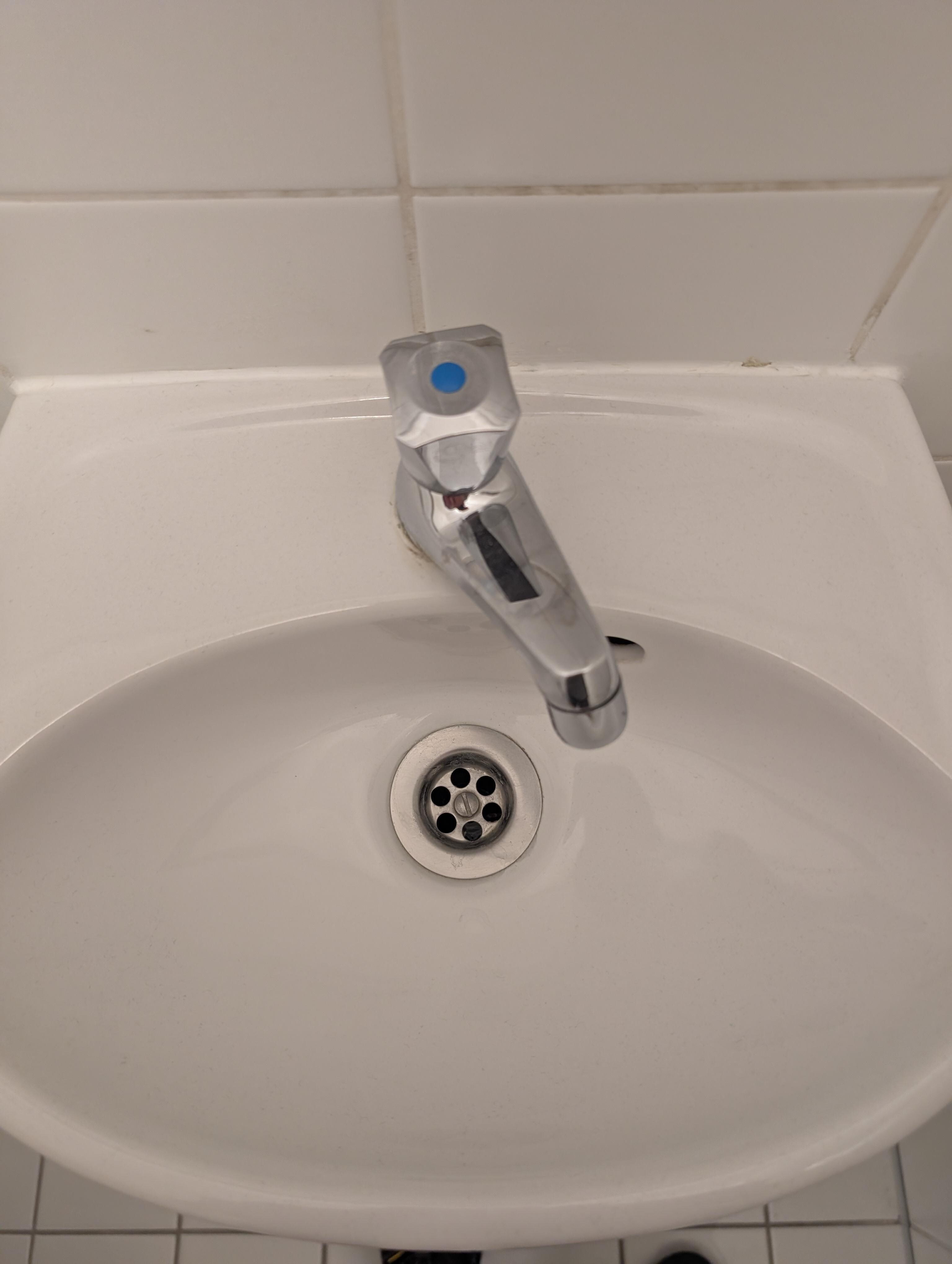 wackeliger Wasserhahn im WWC