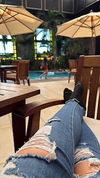 Tienen mesas y camastros, pocos pero si tienen