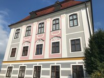 Cafe bygning / servering på stor udendørs terrasse