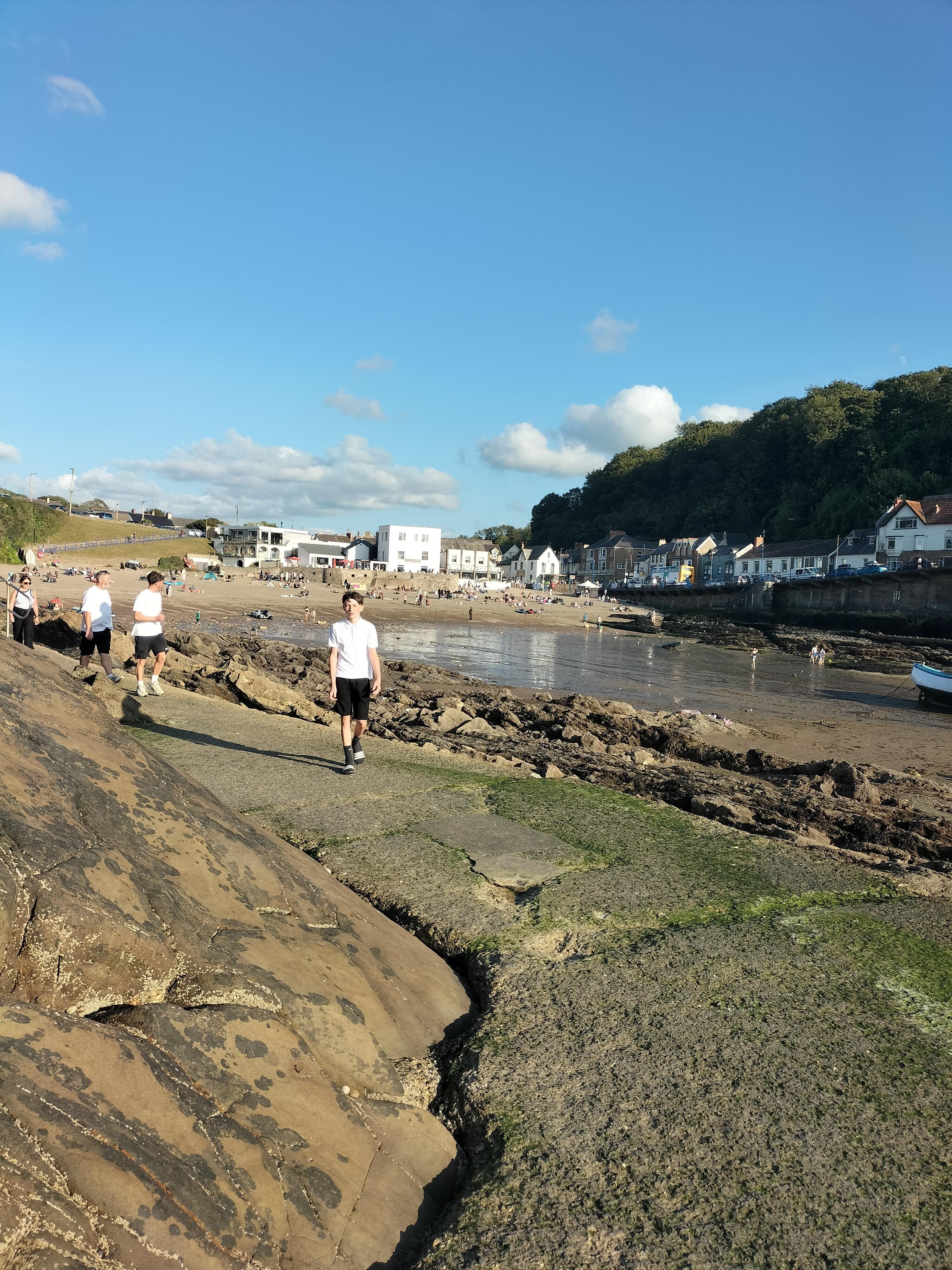 View from the rocks towards the beach
( Nice little walkakong the rocks to rock pools and caves) the beach to 