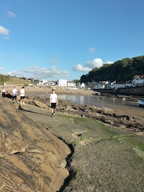 View from the rocks towards the beach
( Nice little walkakong the rocks to rock pools and caves) the beach to