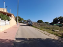 Strasse mit Parkmöglichkeiten