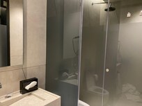 Les toilettes et derrière la douche
