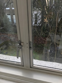 Nederste håndtag mangler også her