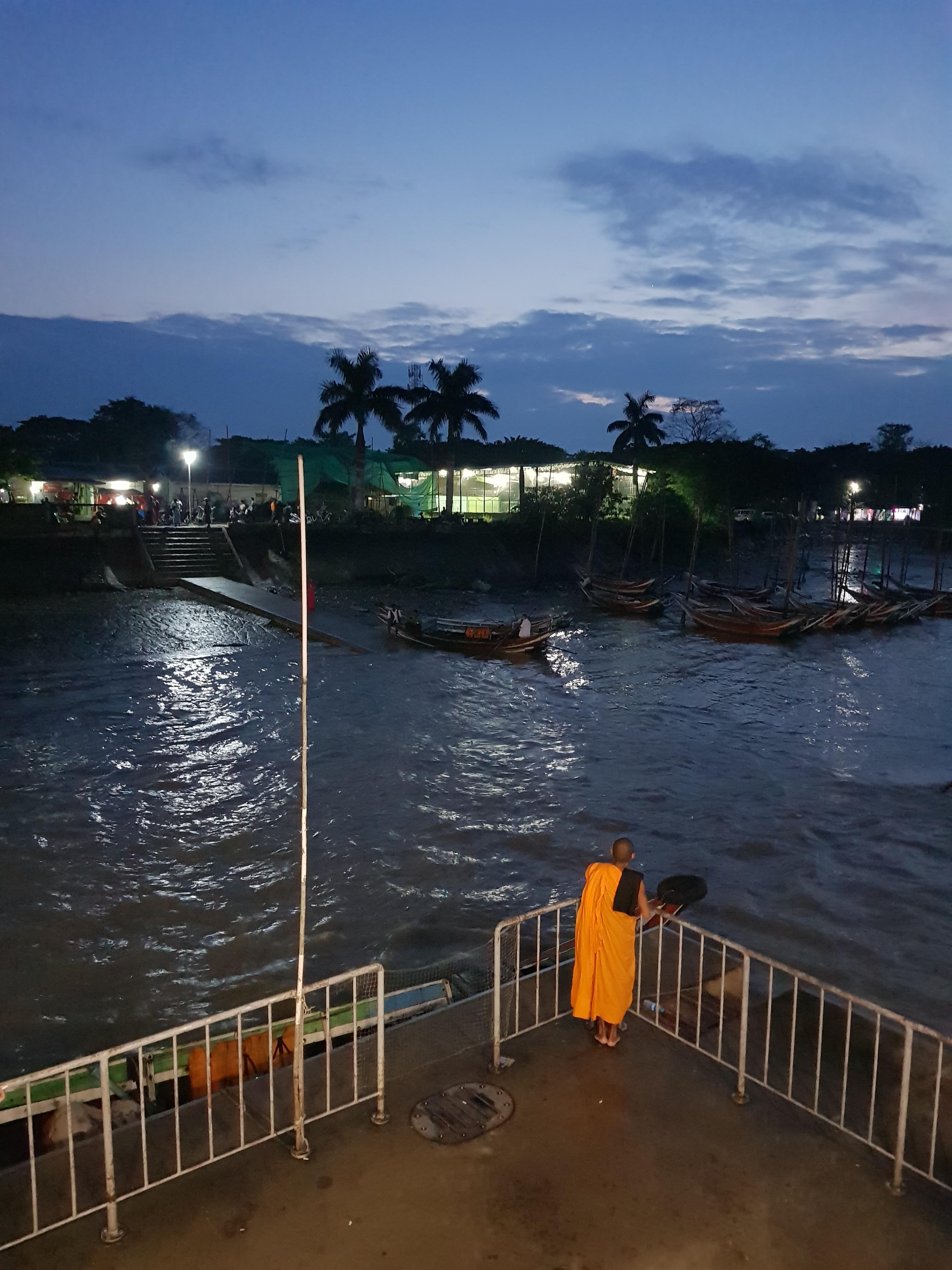 dalla riverside near hotel