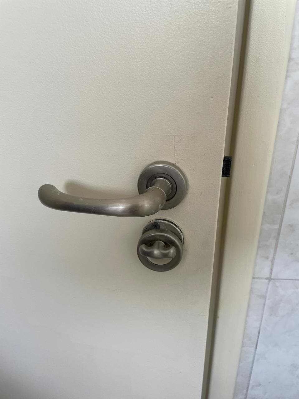 Fechadura com acabamento solto