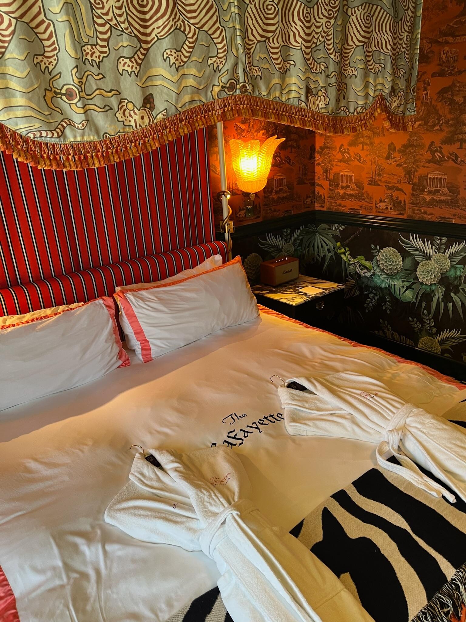 Petite king room