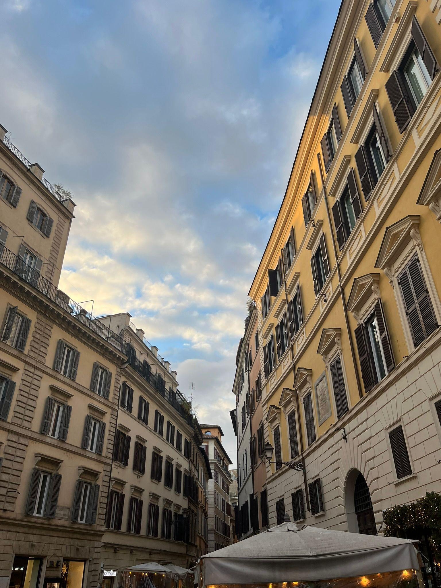 Esterno struttura (giorno)