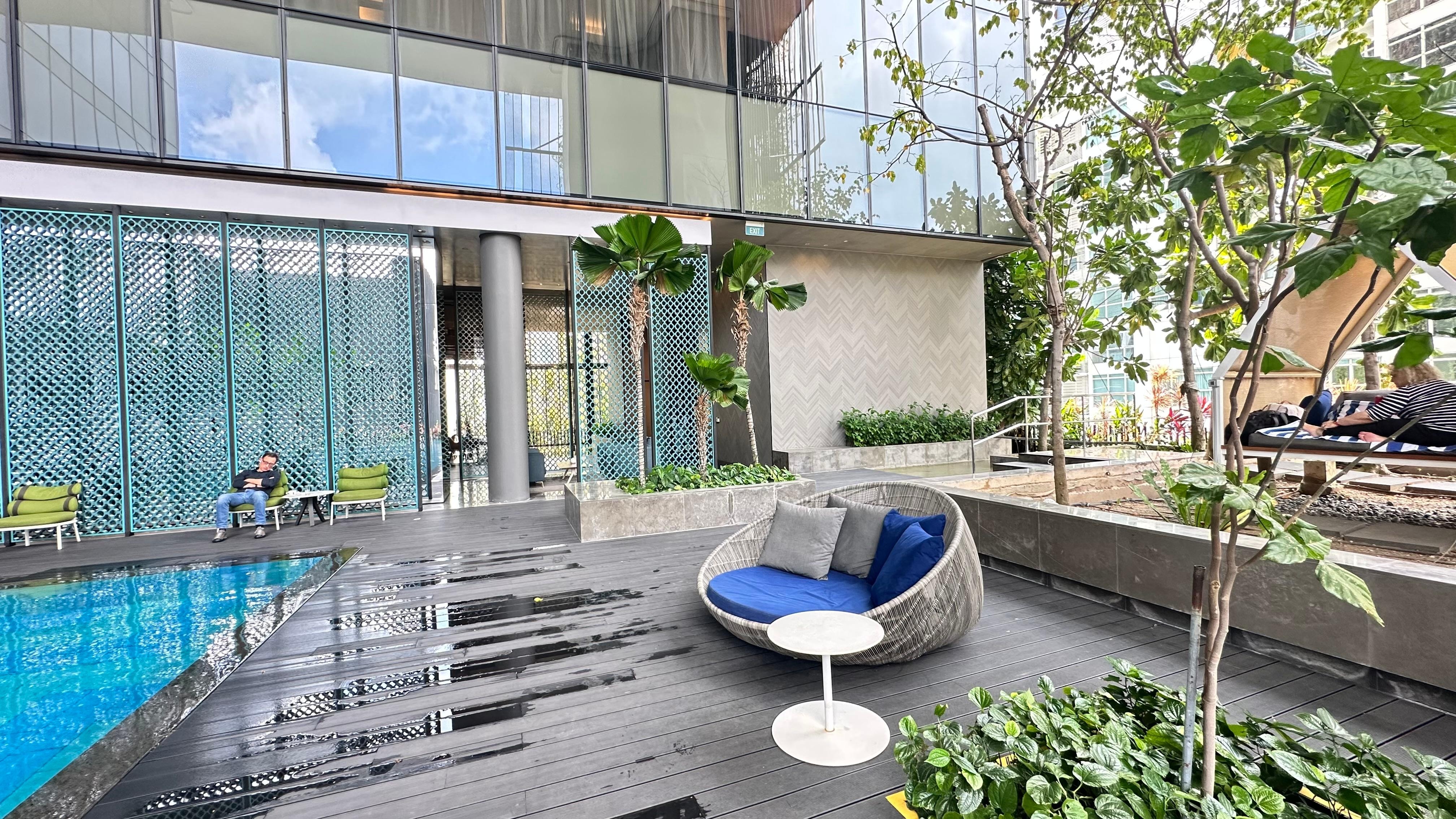 Clubbereich mit Pool und Liegen