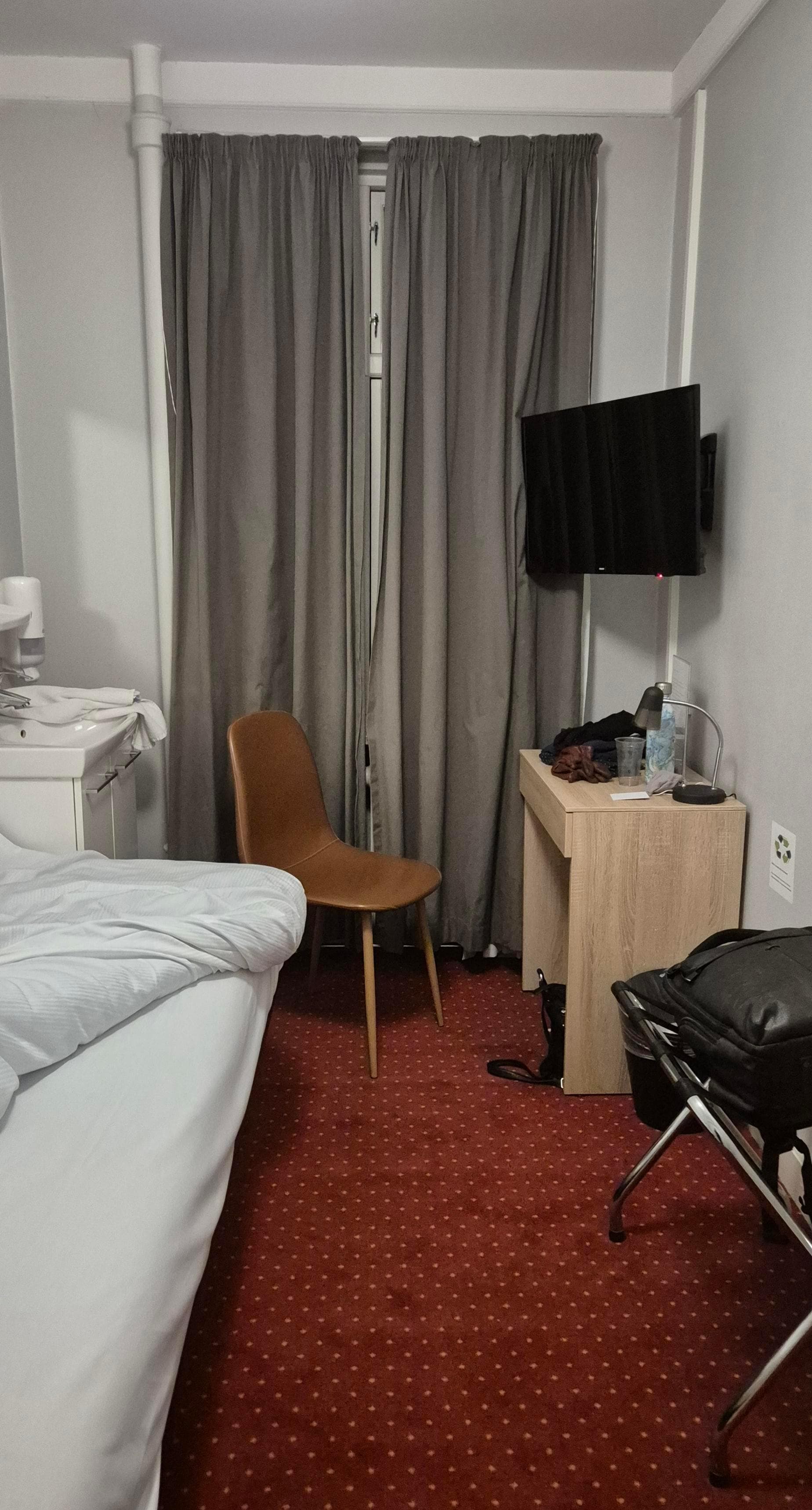 Nebo Cityhotel enkeltværelse med fælles bad på gangen. Et af to toiletter var dog ude af drift. 