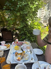 Mysig frukost i trädgården.