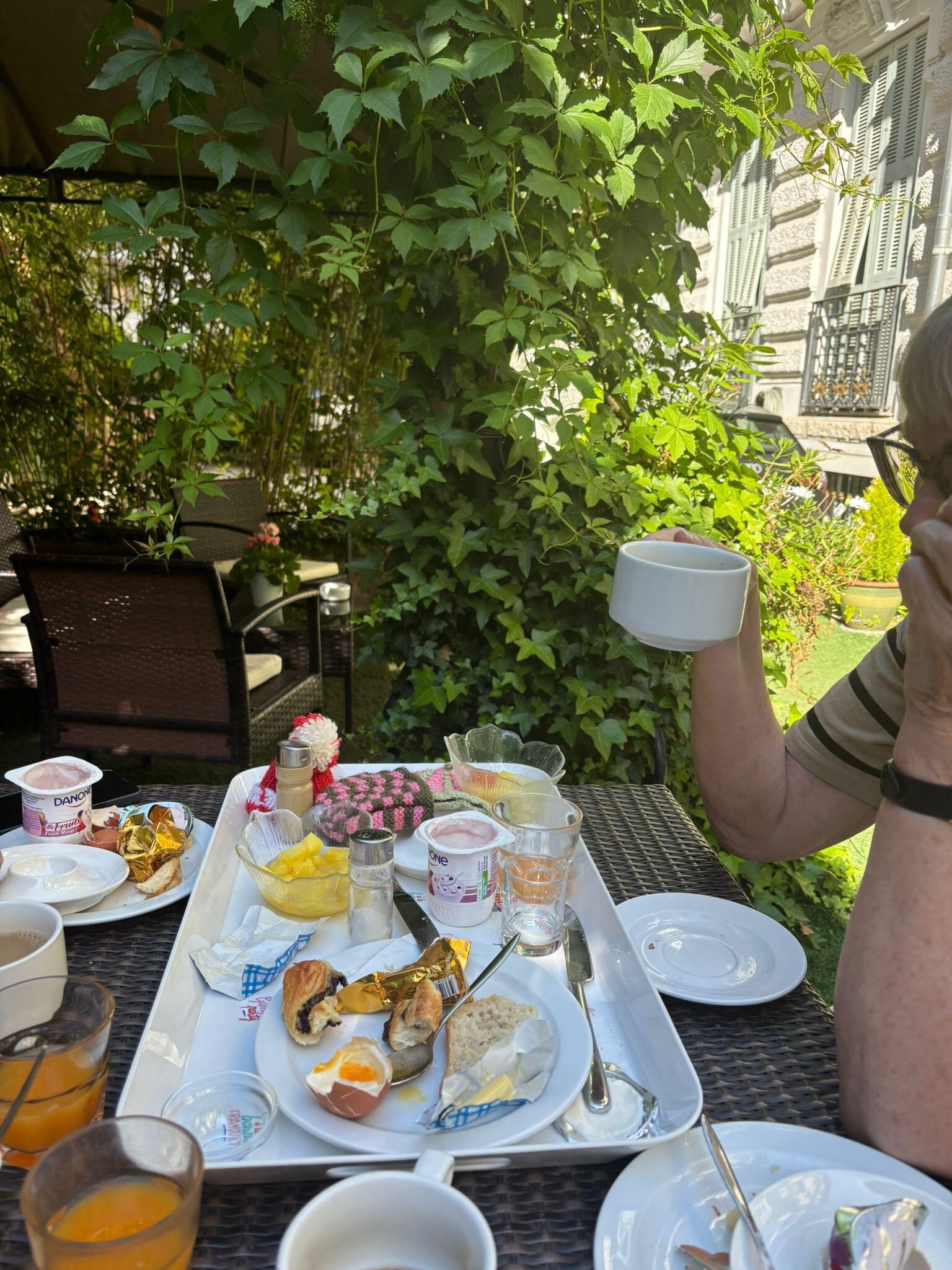 Mysig frukost i trädgården.