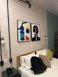 La cama rechinaba un poco, se escucha mucho las voces de las habitaciones aledañas.