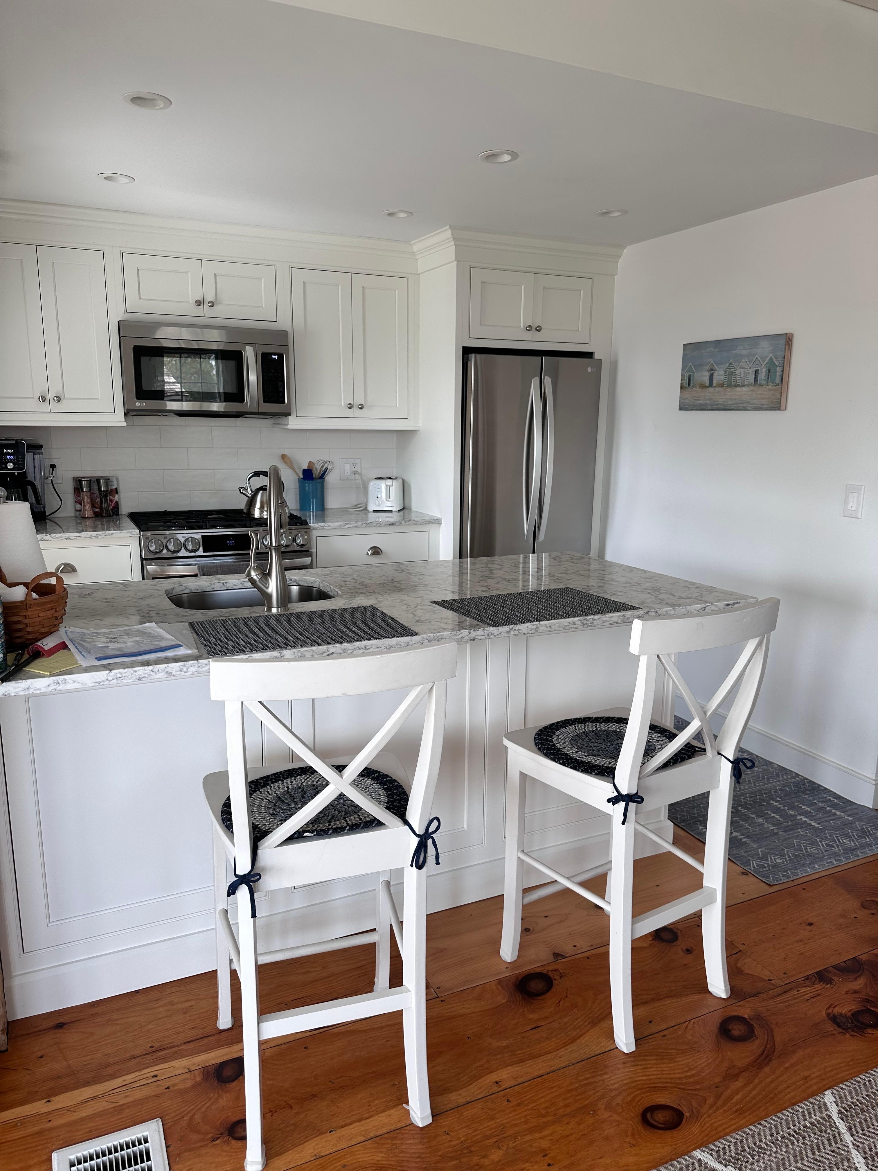 Kitchen with dining counter
