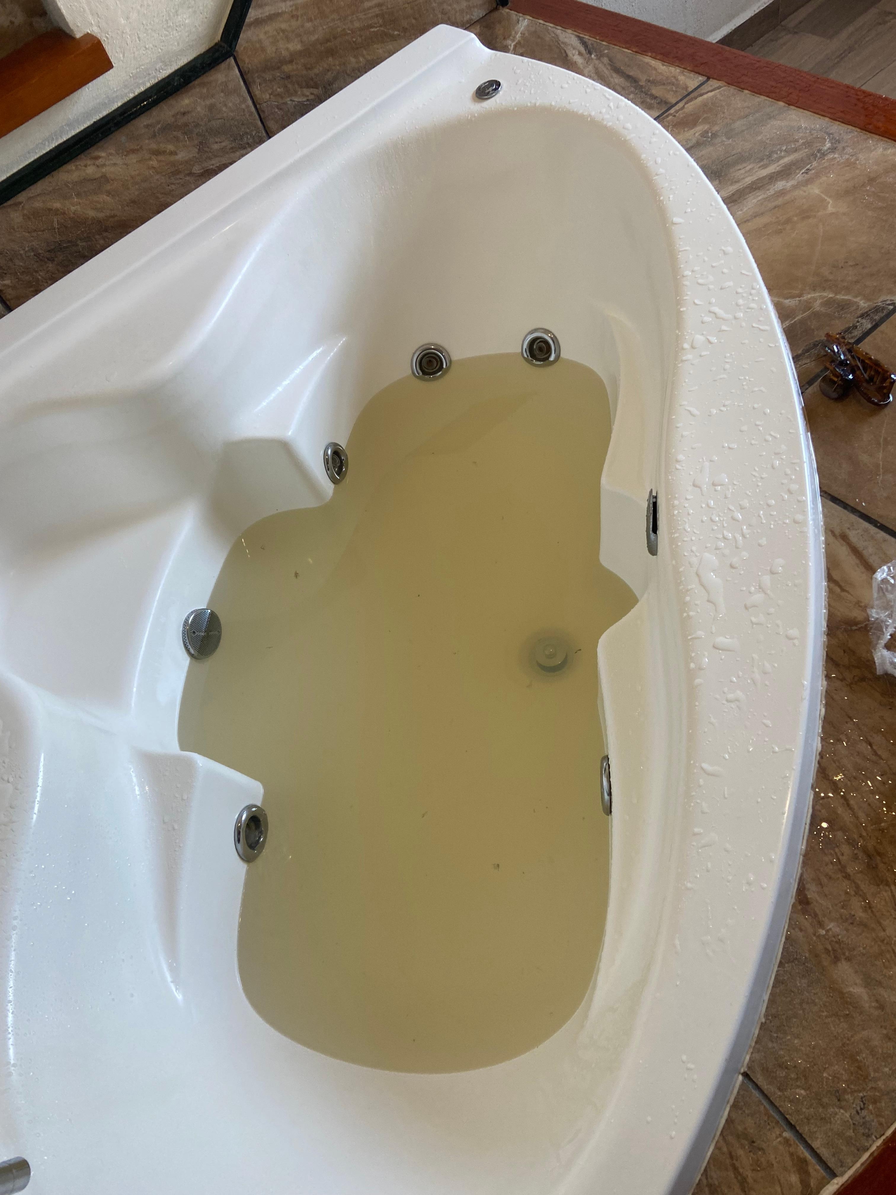 Agua de jacuzzi amarilla
