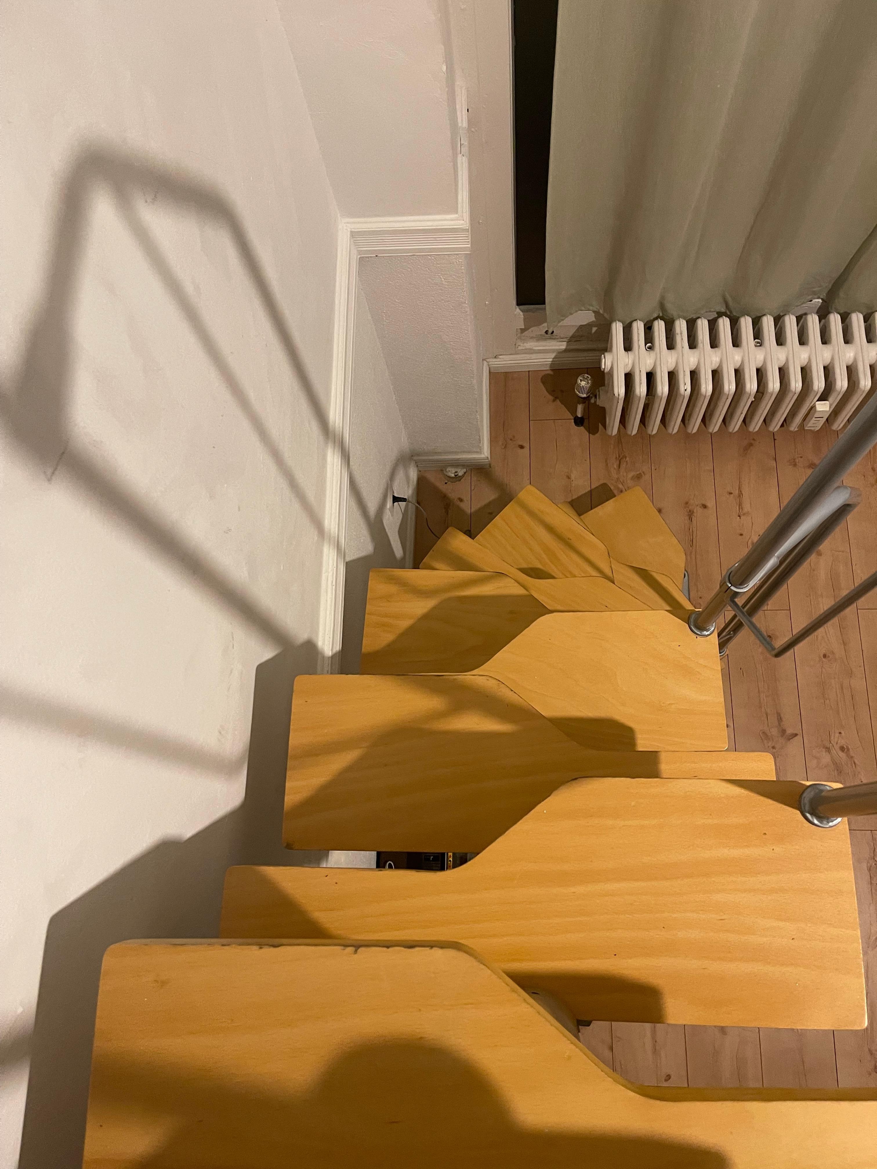 Sturzgefahr bei dieser Art an Treppe mit einem wackelnden Geländer 