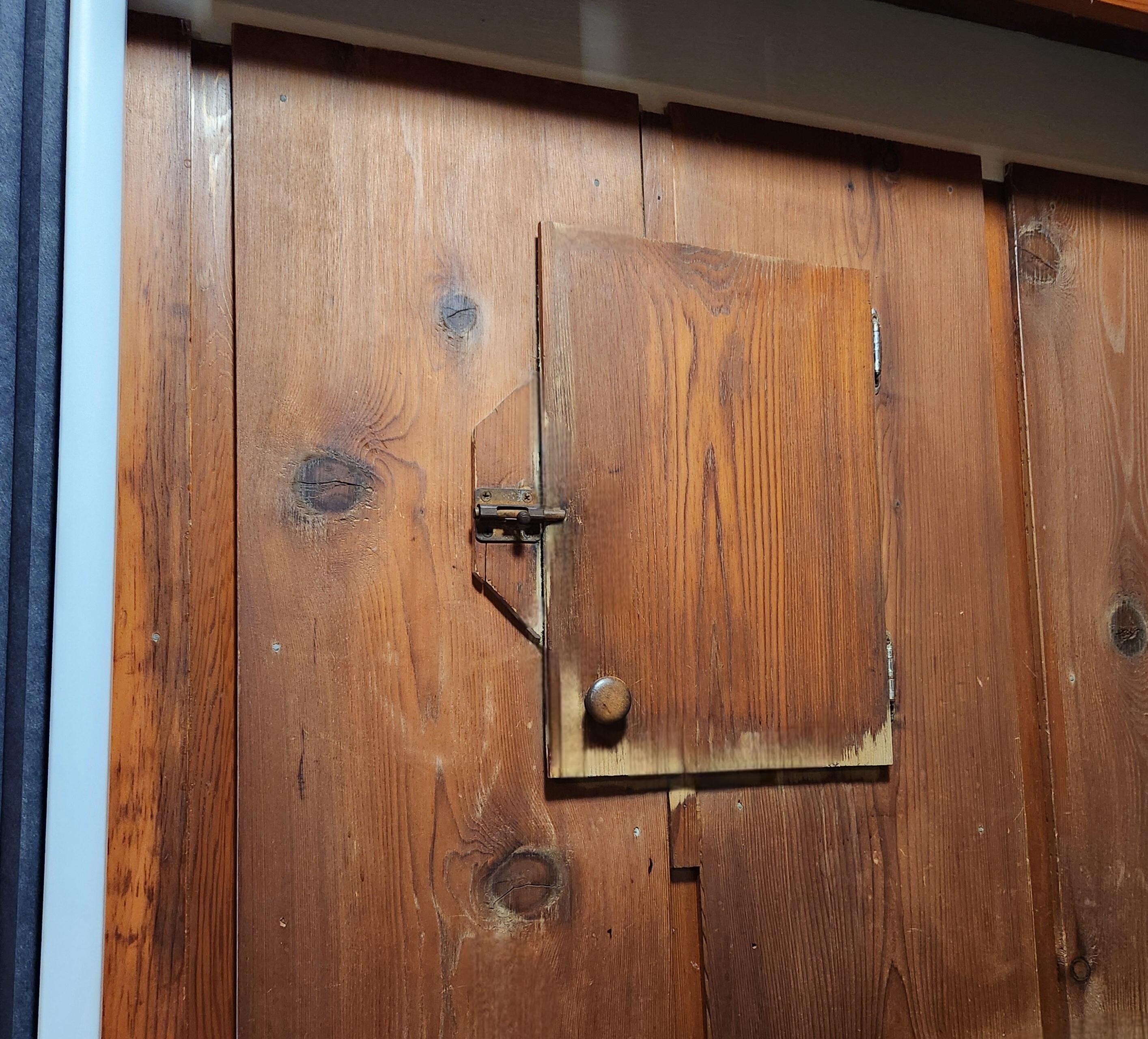 There was also a fresh air vent in the main room. That was great because you could leave it open and hear the ocean all night.