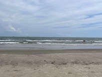 Der Strand, direkt gegenüber des Hotels