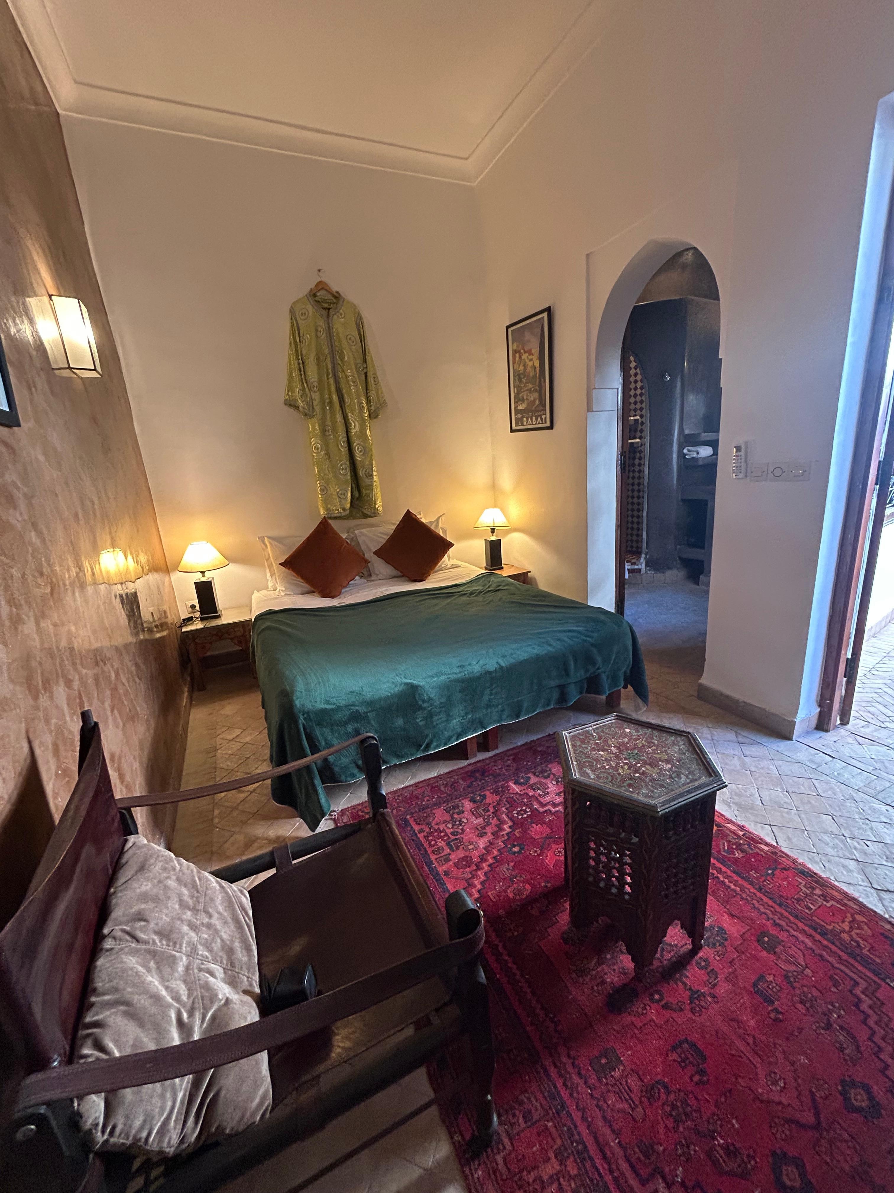 照明がなんとも素敵、静寂な中で時折聴こえてくるコーラン。