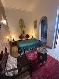 照明がなんとも素敵、静寂な中で時折聴こえてくるコーラン。