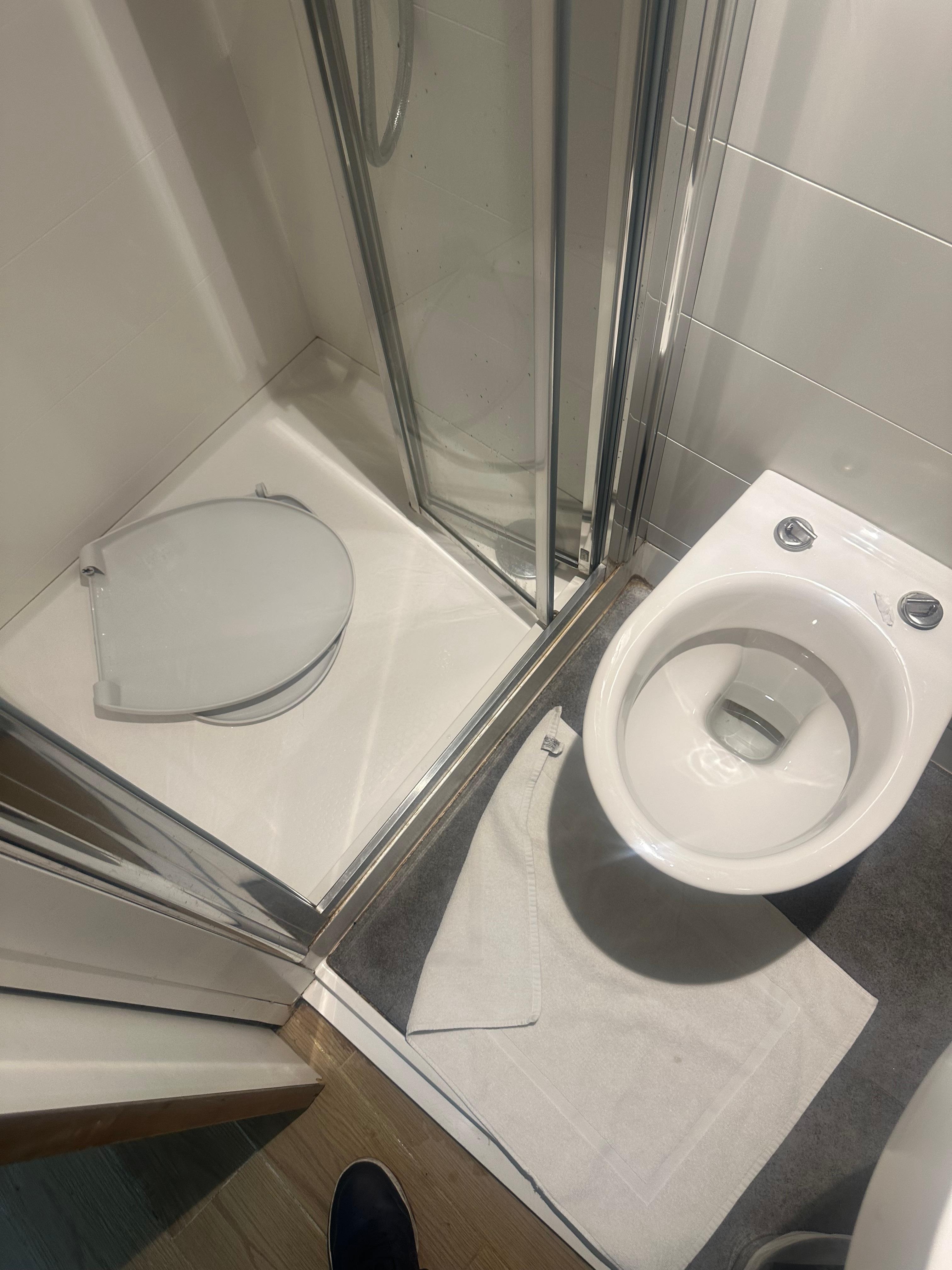 Upon arrival to the room the toilet seat was in pieces in the shower. I went down to reception to ask for this to be repaired and was told it would be fixed. It wasn’t the entirety of the stay 