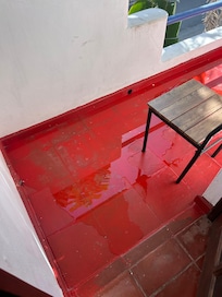 El balcón lleno de agua todo el tiempo.