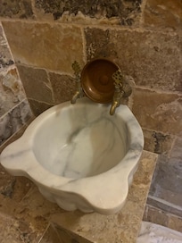 シャワーのお湯が出なかったので簡易風呂⁈みたぃなスペースにお湯貯めて掛け流ししました。