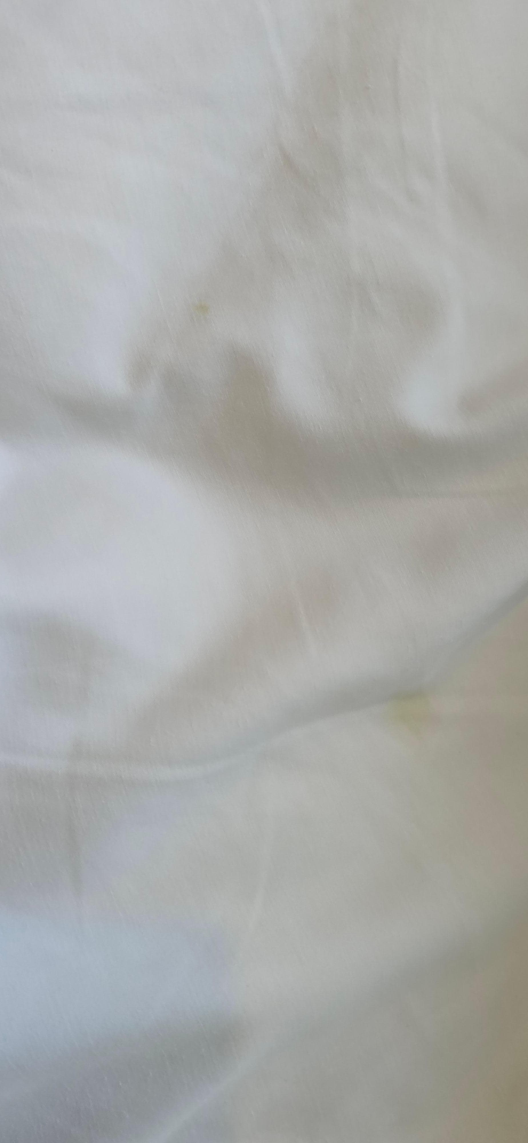 Sheets with yellowed stains. Unchanged for all days when I was there.