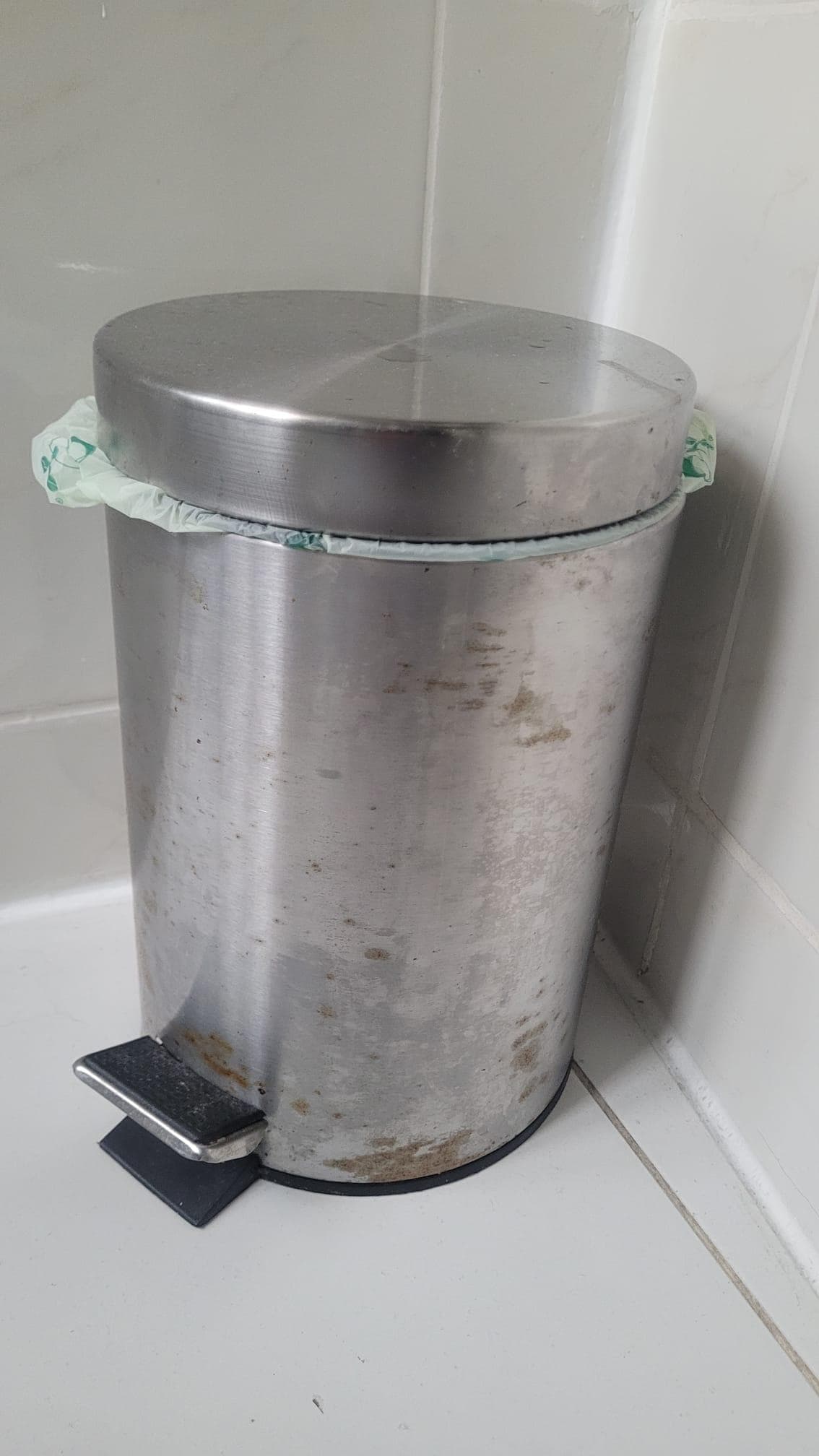 Mülleimer im kl. Badezimmer 