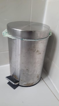 Mülleimer im kl. Badezimmer