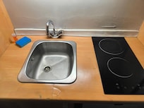 Plan de travail cassé et robinet mal fixé