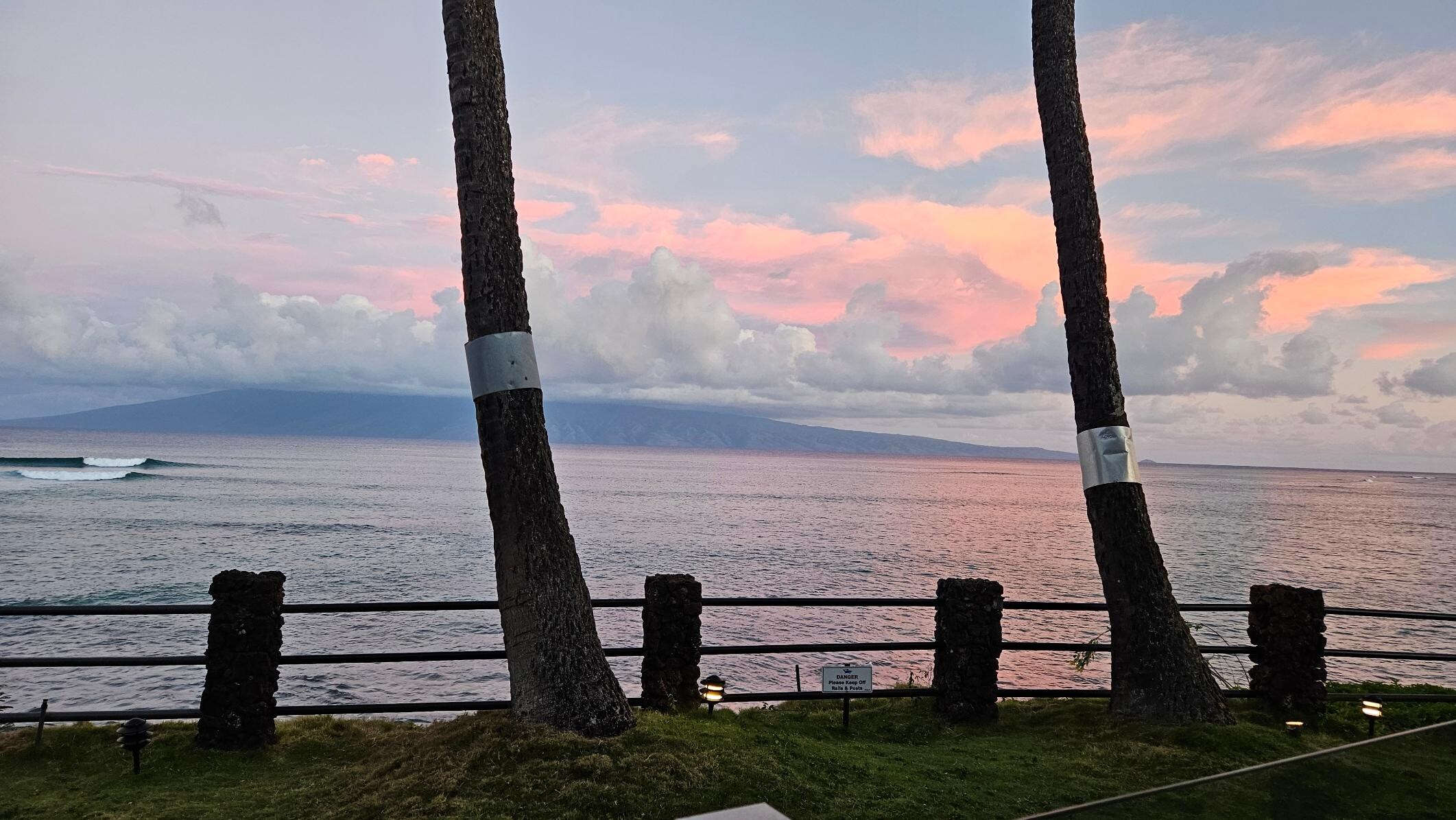 Sunrising towards Molokai