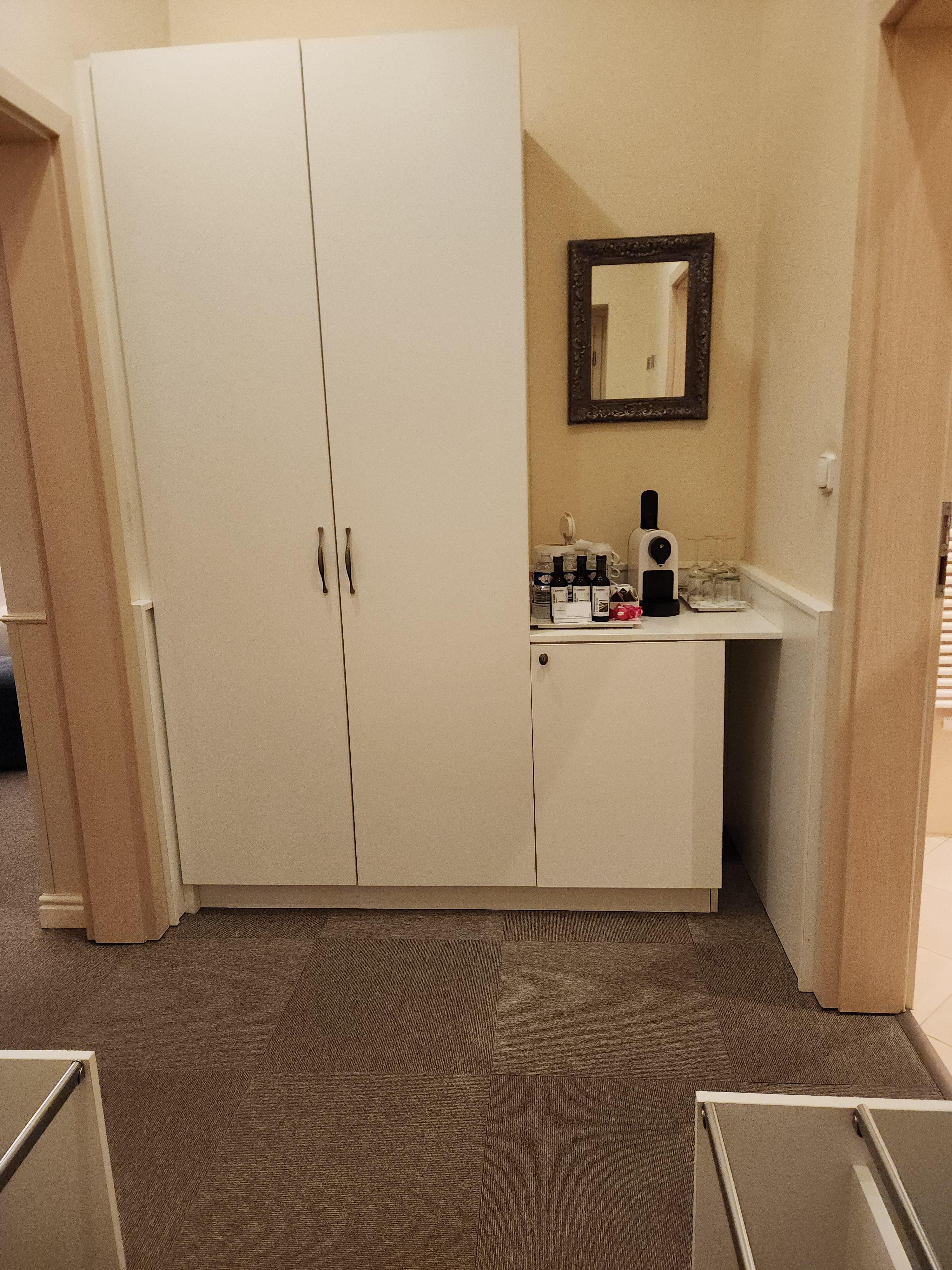 經過很漫長很詭異的走廊後終於到房間了