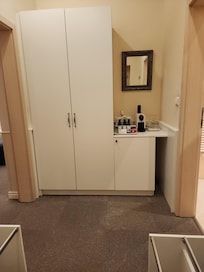 經過很漫長很詭異的走廊後終於到房間了