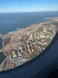 Das Hotel ist ganz rechts im Bild oben am Strand..