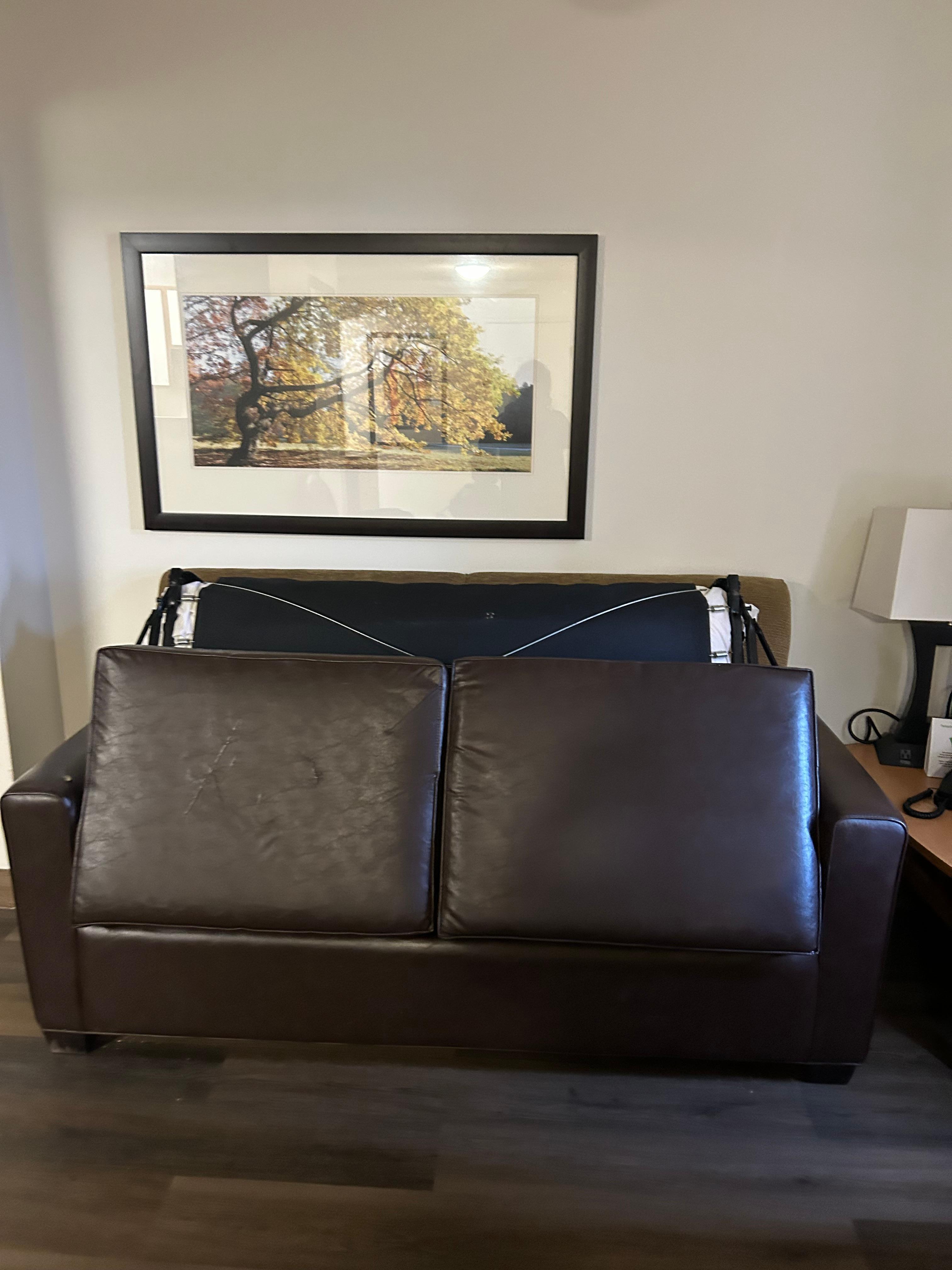 Unusable couch bed- broken uppon arrival