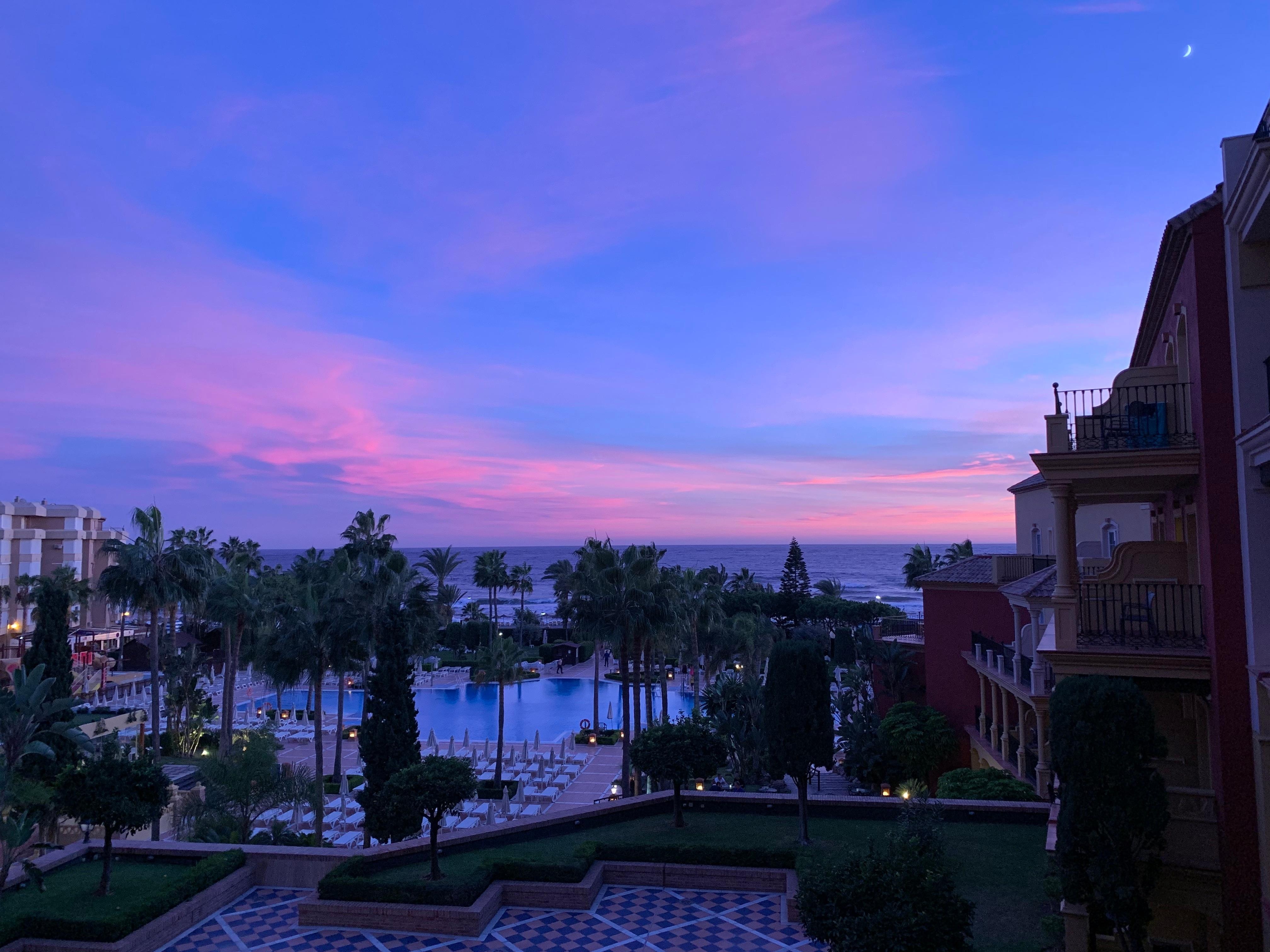 Bilde fra balkong ved rom. Bestilte rom med sjøutsikt.