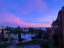 Bilde fra balkong ved rom. Bestilte rom med sjøutsikt.