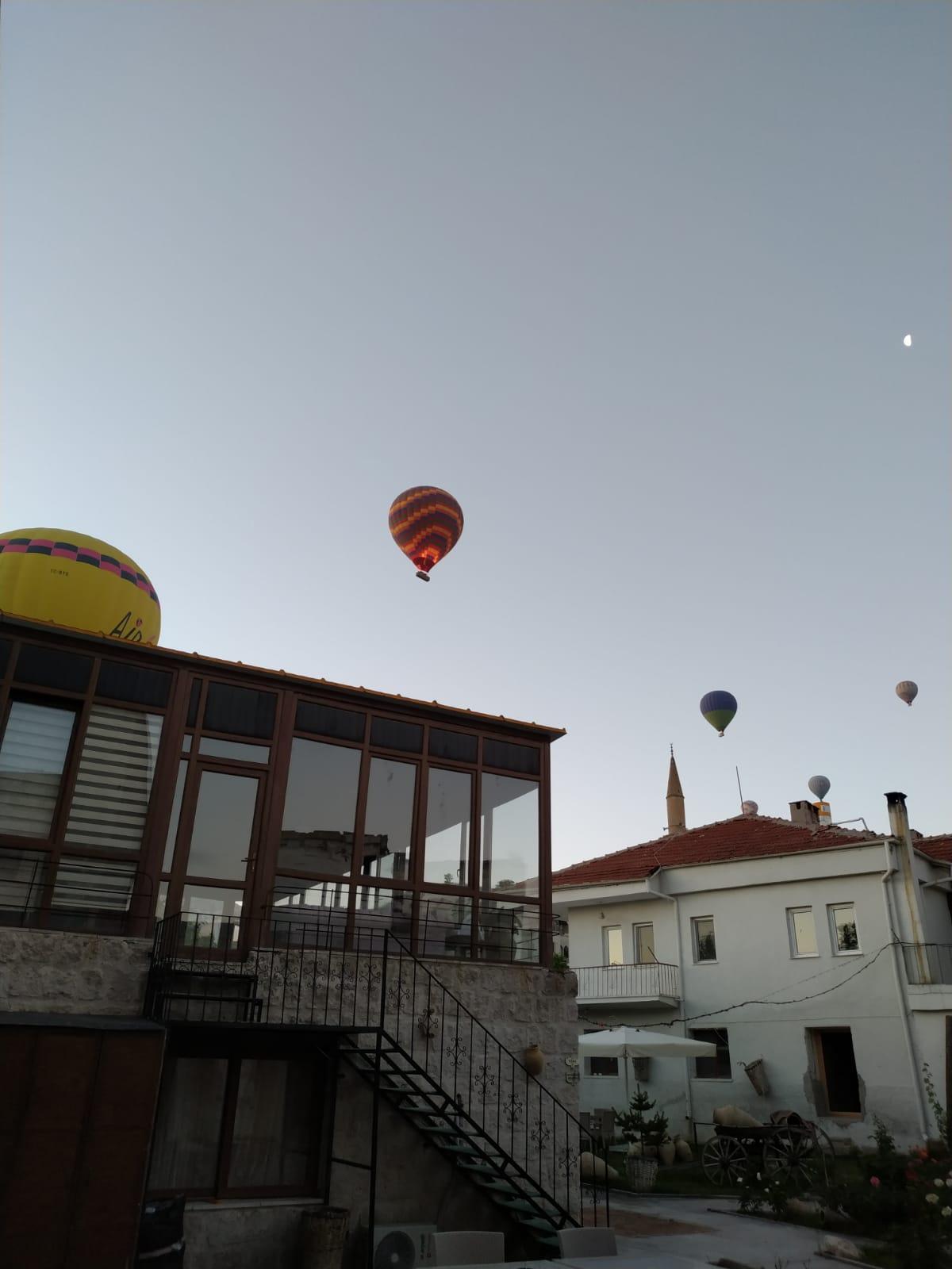 odamızın hemen önü otelin kahvaltı alanı