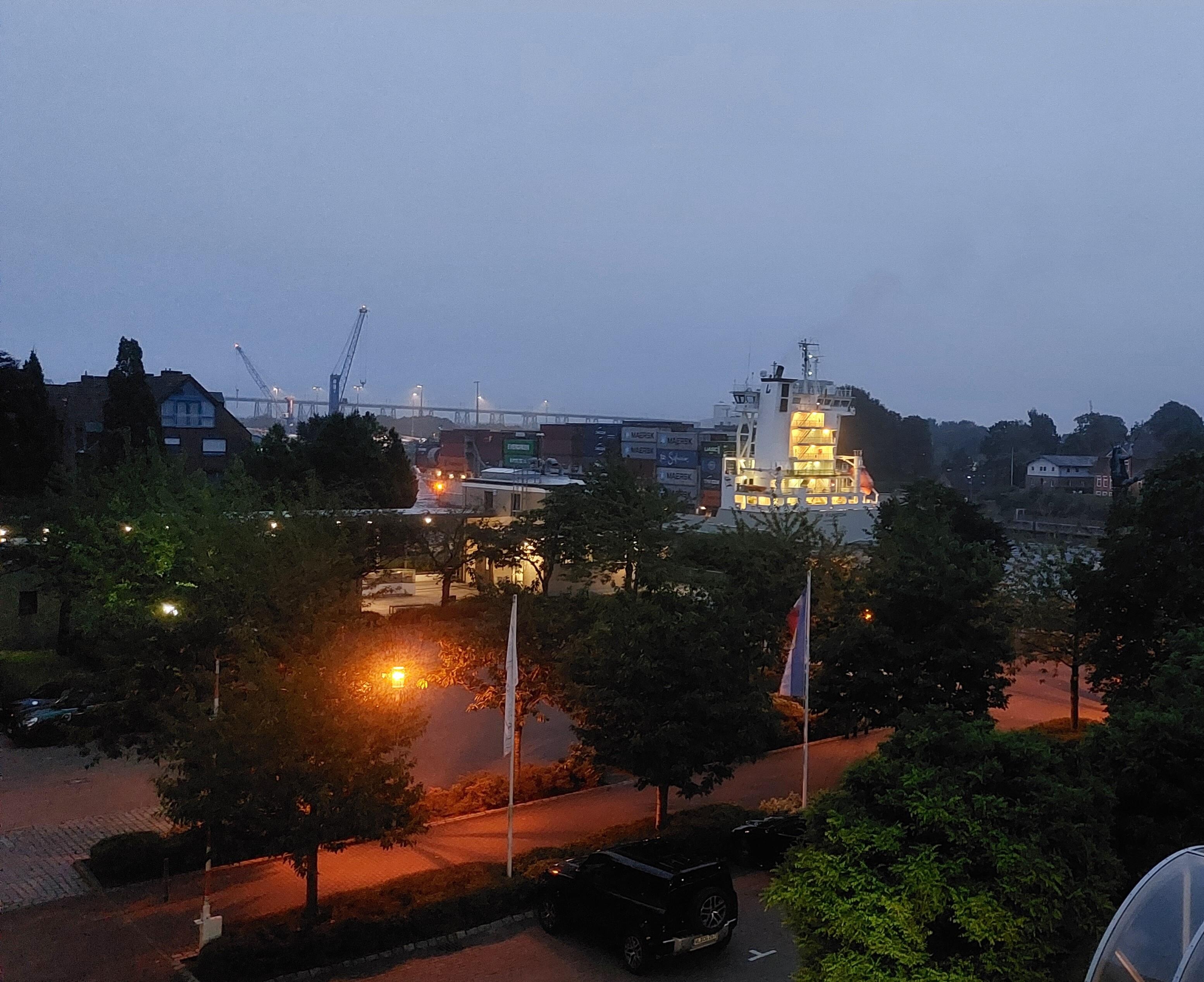 Containerskip passerer hotellrommet 😊