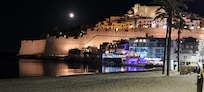 El hotel Barra Alta esta ubicado en la parte baja del castillo. Está a las vistas en esa zona iluminada.