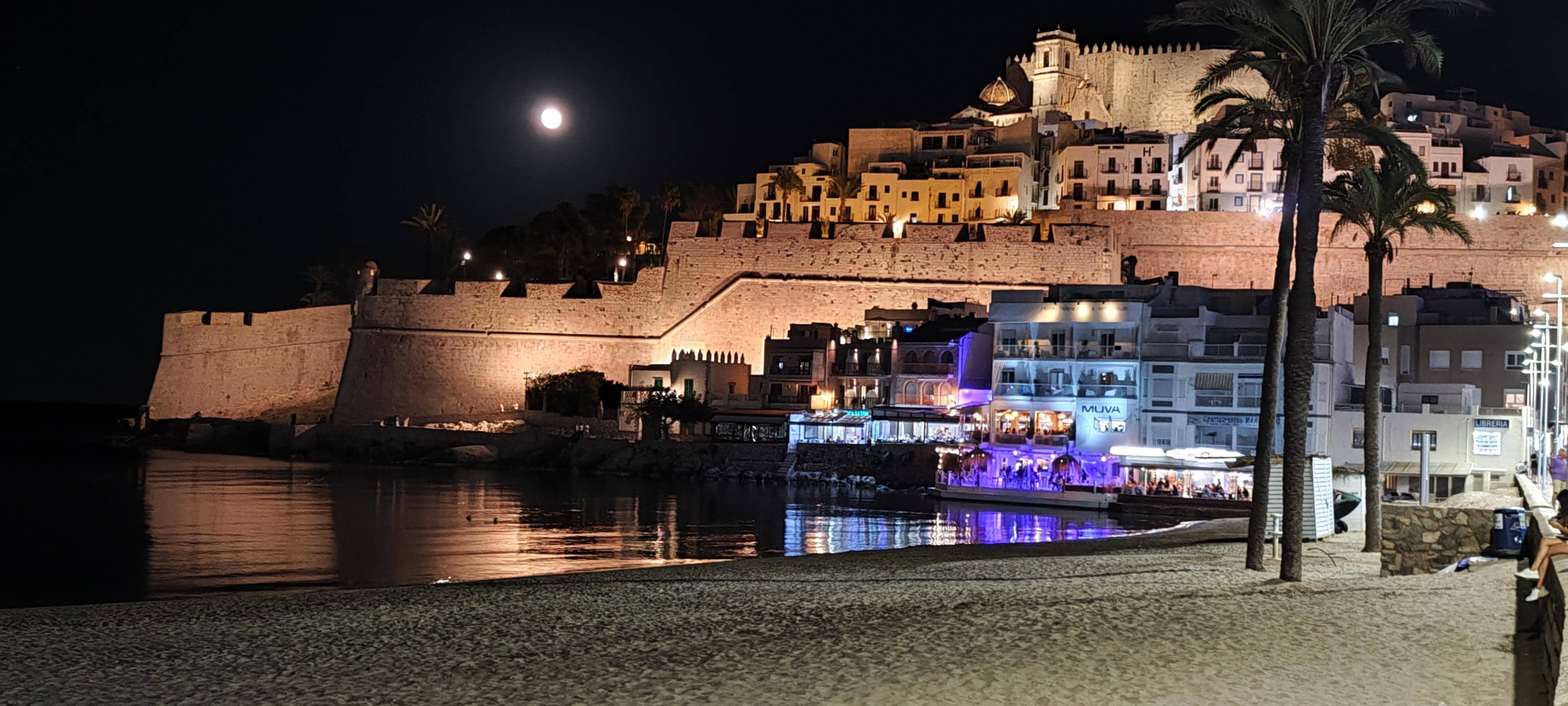 El hotel Barra Alta esta ubicado en la parte baja del castillo. Está a las vistas en esa zona iluminada.