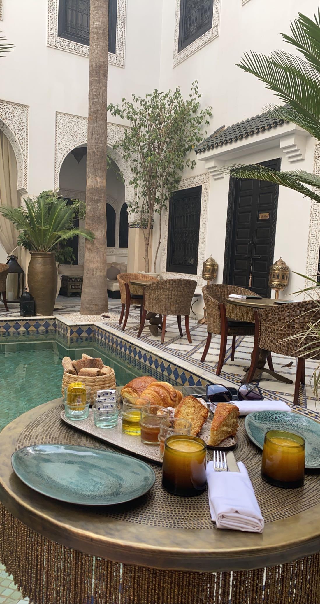 Frokost ved bassenget