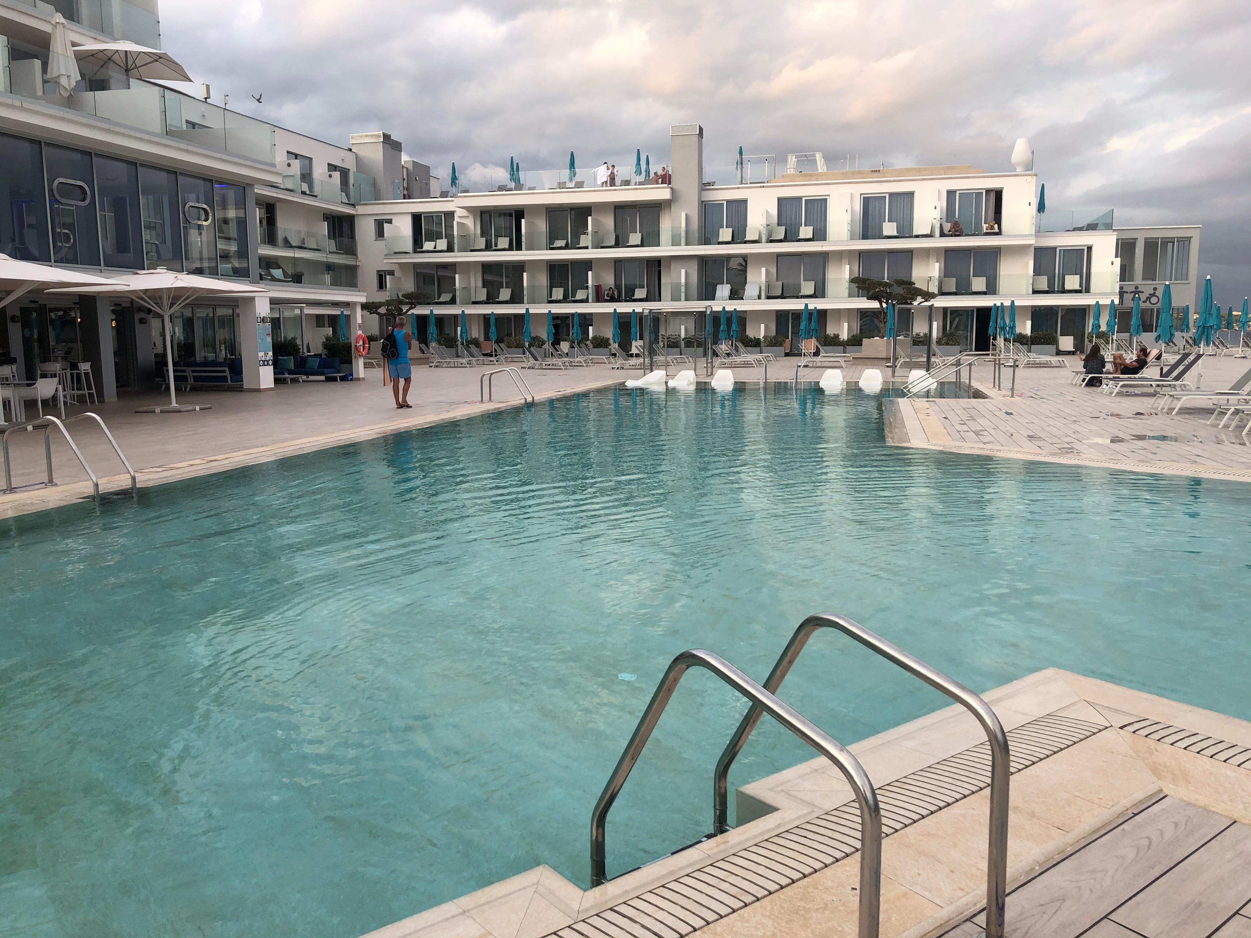 Piscina de abajo